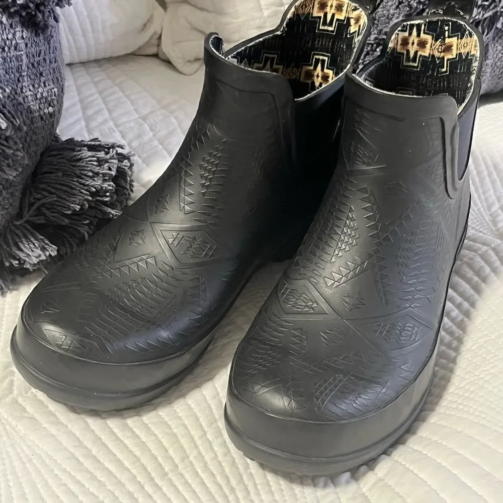 Pendleton Embossed Chelsea Rain Boots (Size 7)